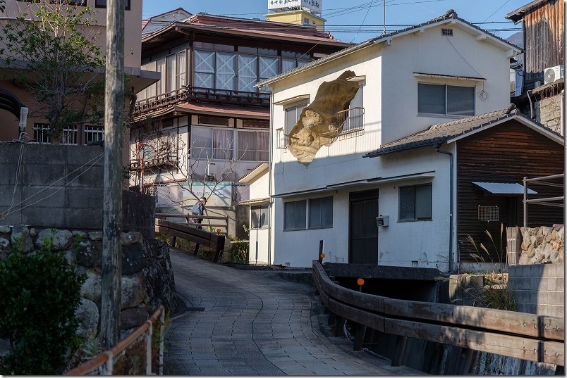 谷の湯通りから見た「別府アート 民家の洞窟」 谷の湯通りから見た「別府アート 民家の洞窟」