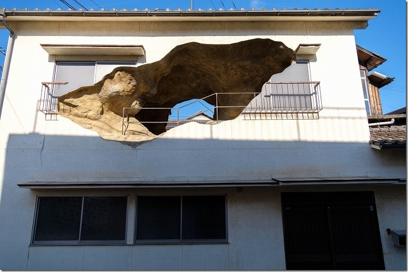 谷の湯通りから見た「別府アート 民家の洞窟」 民家の二階に穴 谷の湯通りから見た「別府アート 民家の洞窟」 民家の二階に穴