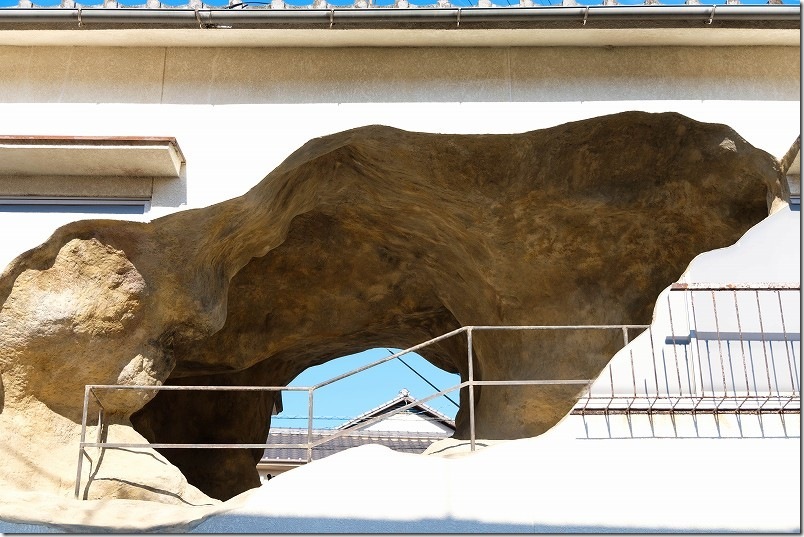 谷の湯通りから見た「別府アート 民家の洞窟」 民家の二階に穴 谷の湯通りから見た「別府アート 民家の洞窟」 民家の二階に穴