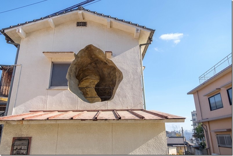 湯けむり通りの方に登る道から見た「別府アート 民家の洞窟」 湯けむり通りの方に登る道から見た「別府アート 民家の洞窟」