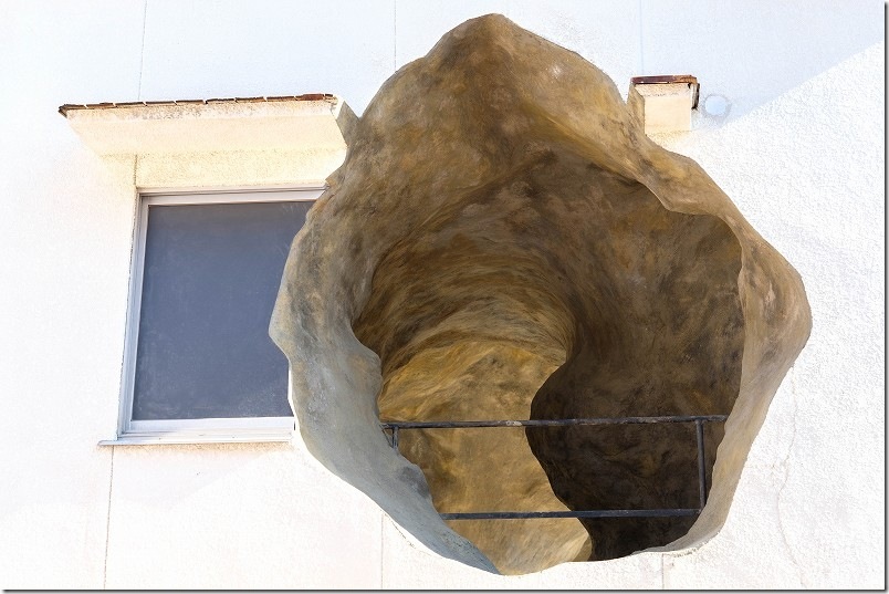 湯けむり通りの方に登る道から見た「別府アート 民家の洞窟」 三方から開いた穴 湯けむり通りの方に登る道から見た「別府アート 民家の洞窟」 三方から開いた穴