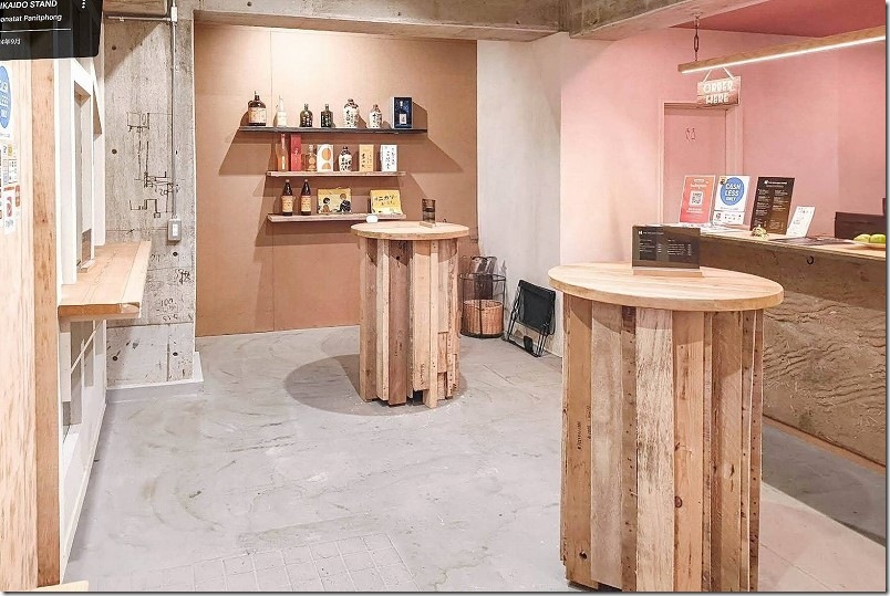 THE NIKAIDO STAND 立ち飲みスタイルの店内【テーブル席・カウンター】