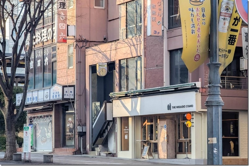大分・別府駅前 BEPPU BREWERY（別府ブルワリー）の斜め対面には、立ち飲みスタイルのTHE NIKAIDO STANDもある