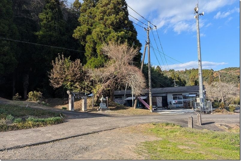 大分県豊後大野市犬飼町 下野熊埜社の駐車場（森のトンネルの先に列車）
