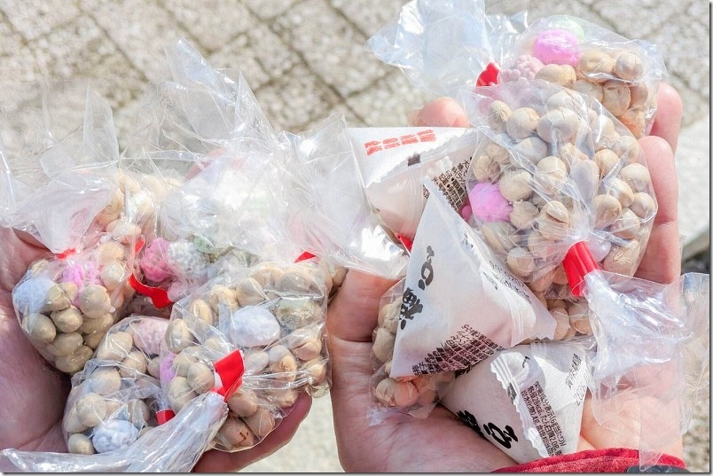 福岡市早良区の紅葉八幡宮の節分祭で2人で拾った豆 福岡市早良区の紅葉八幡宮の節分祭で2人で拾った豆