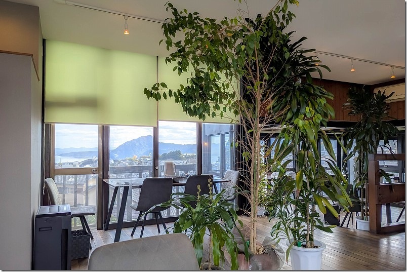 お食事処 燈は店内から別府湾を一望できる。店内の雰囲気