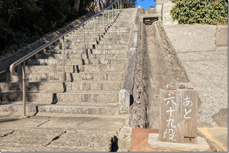 織幡神社 中腹 あと69段 織幡神社 中腹 あと69段