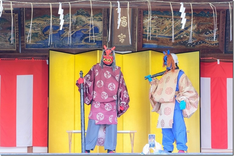 紅葉八幡宮の節分祭 神楽堂の鬼と記念写真 紅葉八幡宮の節分祭 神楽堂の鬼と記念写真