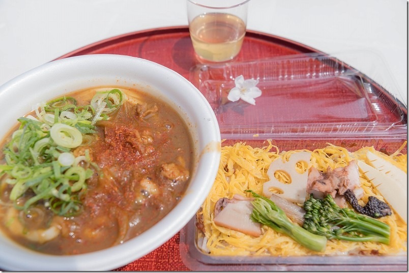日田蒸留所 春の蔵開きの出店で頂いた食べ物。ちらし寿司とカレーうどん