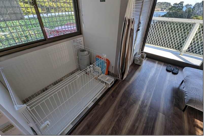 【犬と泊まれる宿】長崎川棚町「KawanTanyanの宿」のリビングの犬用ゲージ