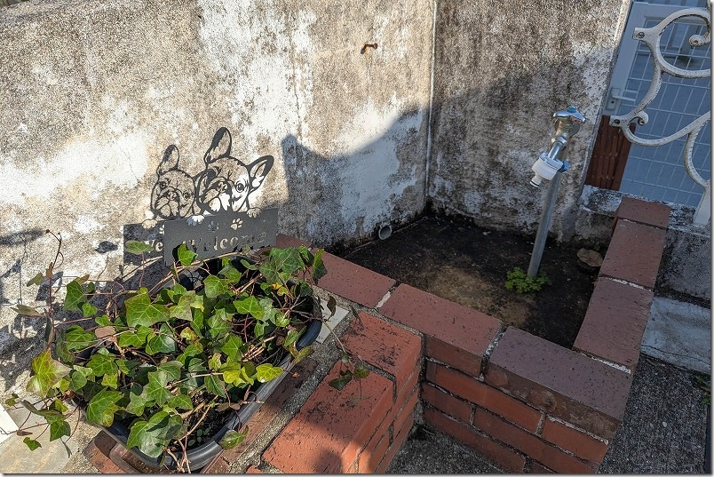 【犬と泊まれる宿】長崎川棚町「KawanTanyanの宿」の玄関横の手洗い場