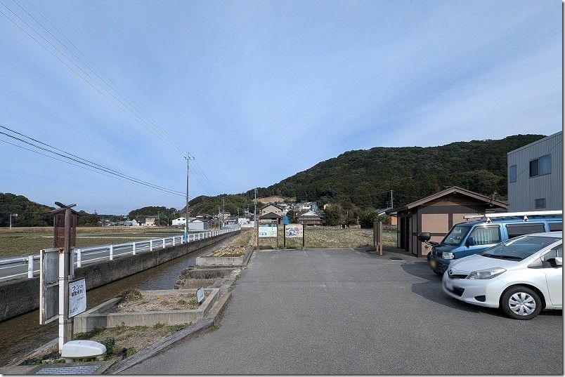 近くの駐車場から初御代桜を撮影へ 近くの駐車場から初御代桜を撮影へ