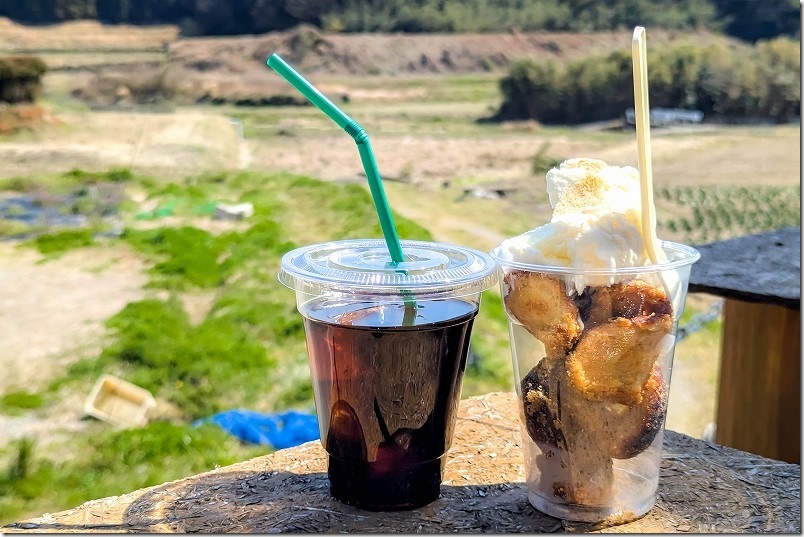 「七山農園 なかむらや」のテラス席 ドリンク＋揚げパンアイスのセットで500円 サクサク食感です