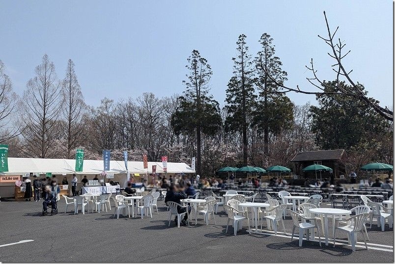 日田蒸留所 春の蔵開きの会場（テーブル、椅子）