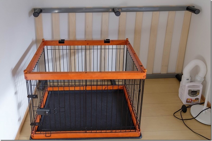 【犬と泊まれる宿】長崎川棚町「KawanTanyanの宿」の寝室の犬用ゲージ