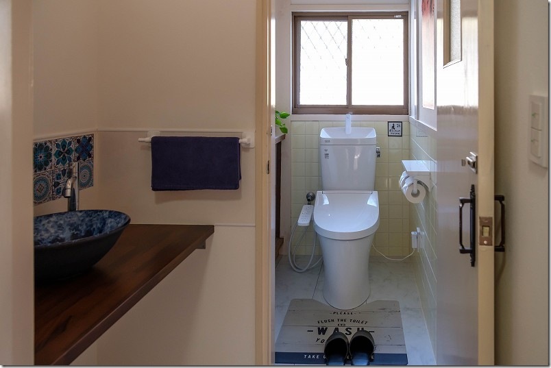 【犬と泊まれる宿】長崎川棚町「KawanTanyanの宿」の綺麗なトイレ、洗面