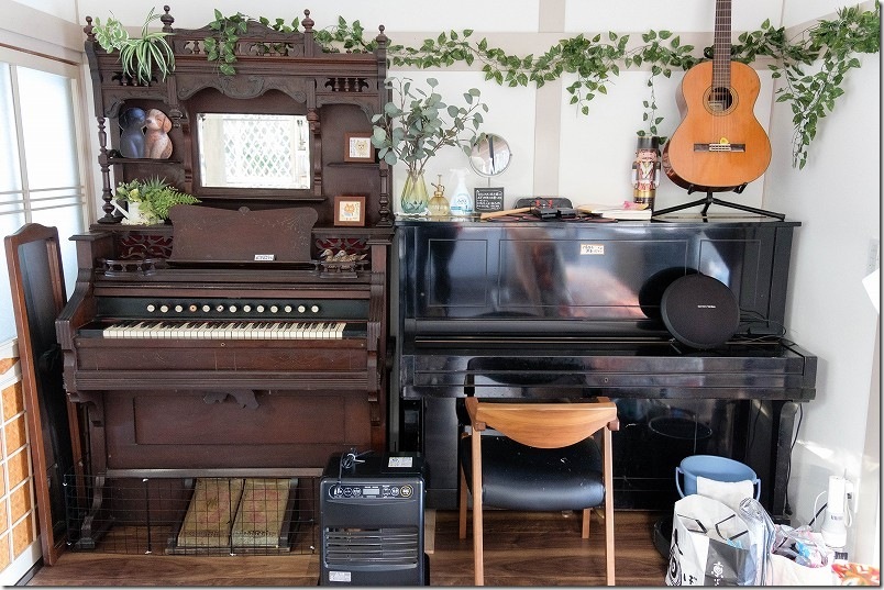 【犬と泊まれる宿】長崎川棚町「KawanTanyanの宿」の楽器、ピアノ、オルガン、ギター