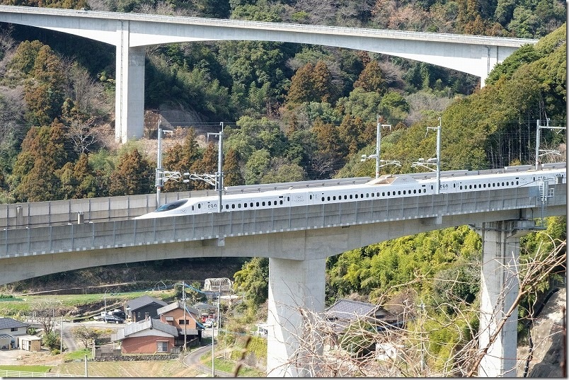 緑道豊穣の碑 展望所から見た西九州新幹線「かもめ」 緑道豊穣の碑 展望所から見た西九州新幹線「かもめ」