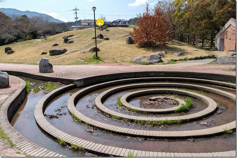 西油山中央公園のくるくる回る水路と展望所 西油山中央公園のくるくる回る水路と展望所