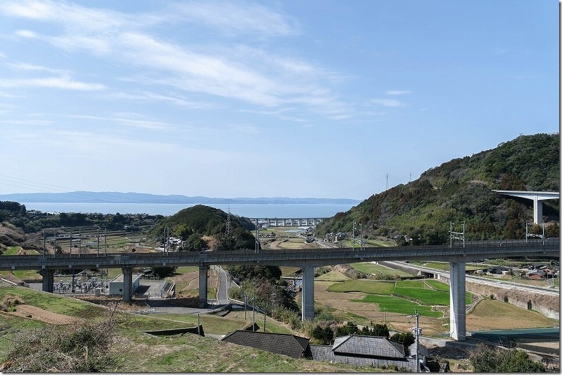 緑道豊穣の碑 展望所から見た眺め 西九州新幹線の高架を見下ろし背景は大村湾 緑道豊穣の碑 展望所から見た眺め 西九州新幹線の高架を見下ろし背景は大村湾