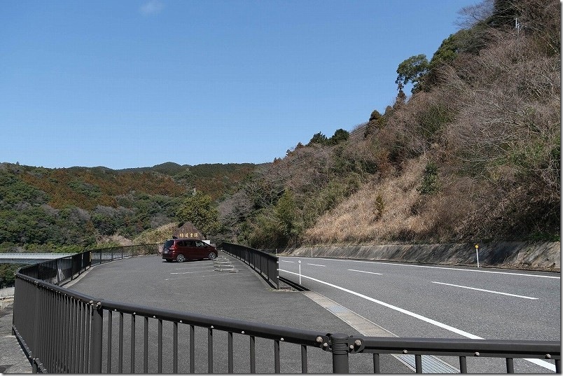 緑道豊穣の碑 展望所の駐車場と横に伸びる広域農道(F1マシンが走った道路) 緑道豊穣の碑 展望所の駐車場と横に伸びる広域農道(F1マシンが走った道路)