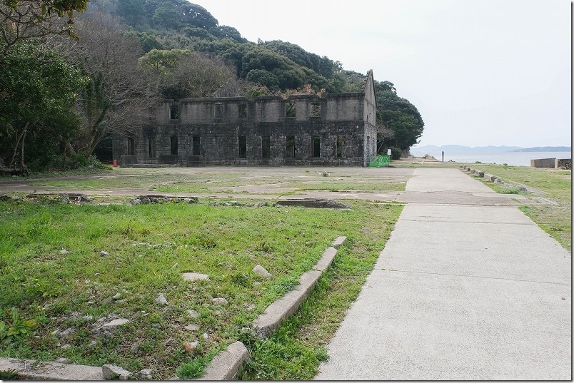 片島魚雷発射試験場跡（片島公園） 駐車場からかつての空気圧縮ポンプ室跡へ