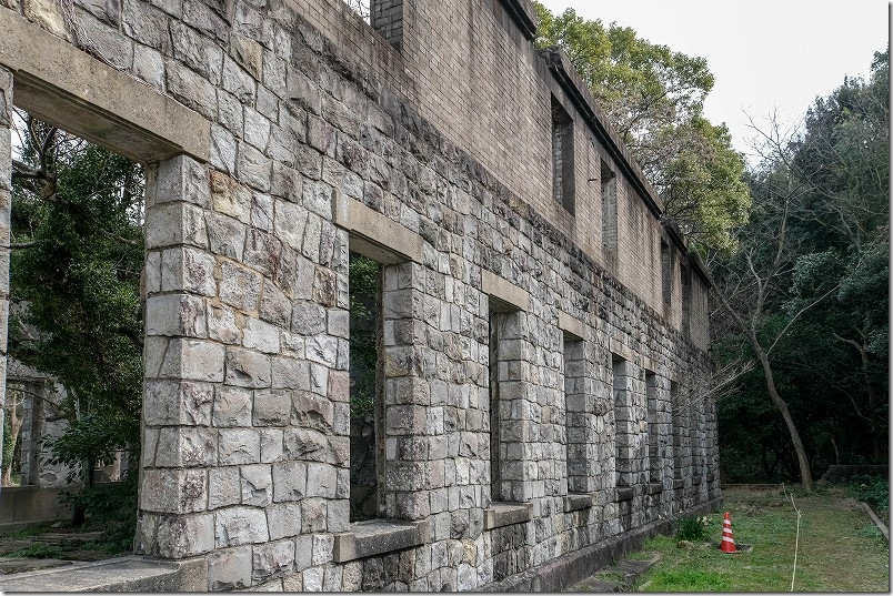 片島魚雷発射試験場跡（片島公園） 空気圧縮ポンプ室跡の廃墟を周回