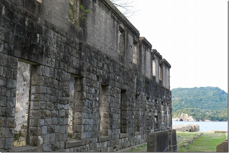 片島魚雷発射試験場跡（片島公園） 空気圧縮ポンプ室跡から見える石の桟橋