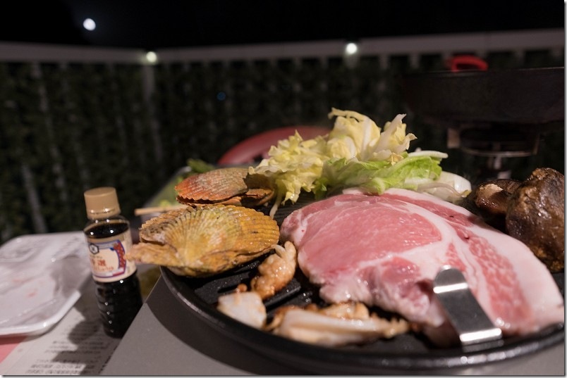 【犬と泊まれる宿】長崎川棚町「KawanTanyanの宿」のテラスで夕食