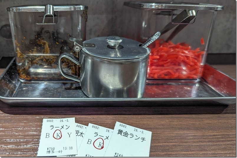 博多 一叶のテーブルにある辛子高菜・紅生姜が無料