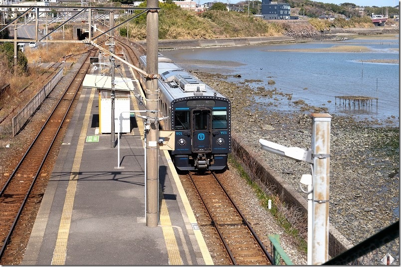 小長井駅へ列車停車｜YC1系のディーゼルエレクトリック・ハイブリッド電車と海