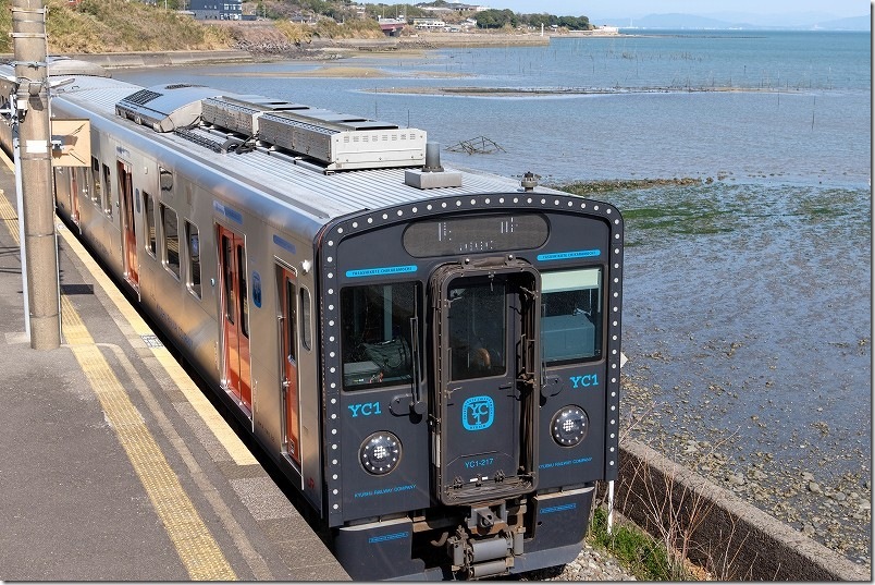 小長井駅へ列車停車｜YC1系のディーゼルエレクトリック・ハイブリッド電車と海