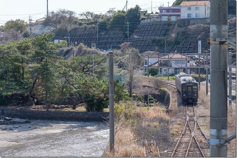 小長井駅を列車が出発｜YC1系が長崎方面に進行中