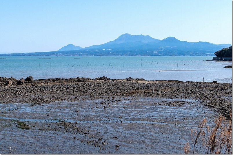 小長井駅のホームからの眺め｜海を挟んだ雲仙普賢岳の眺め
