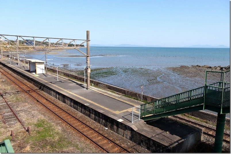 小長井駅の跨線橋から見た海とホーム・線路