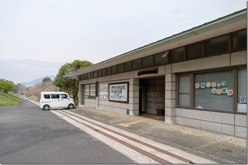 赤駅の駅舎とトロッコ列車の線路