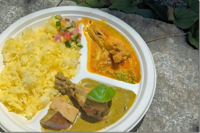 鳥飼八幡宮 カレーフェスティバル カジマキカレー 手羽元のくすランカと緑映えるグリーンカレー｜のあいがけカレー特大 1500円