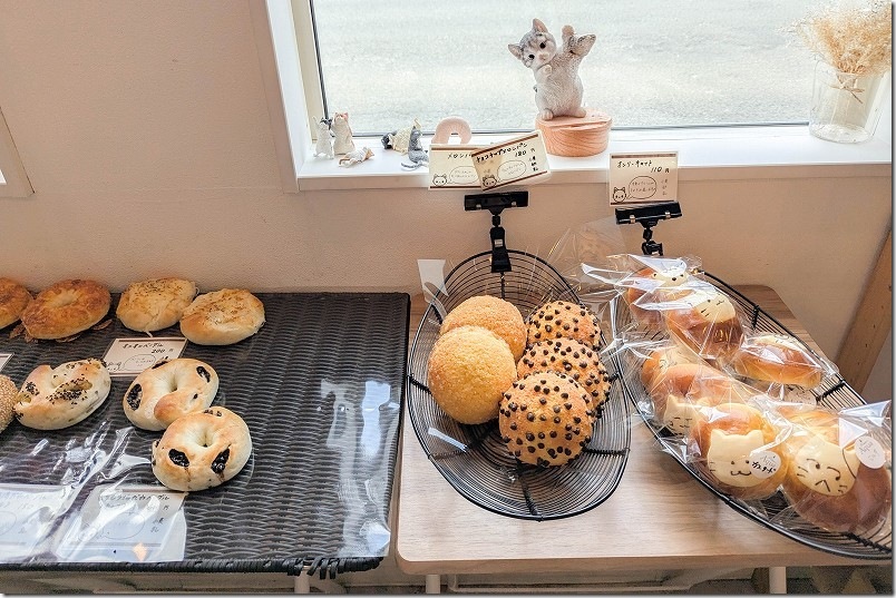 佐賀市 Bakery Aquaの猫パンと窓辺の猫の置物