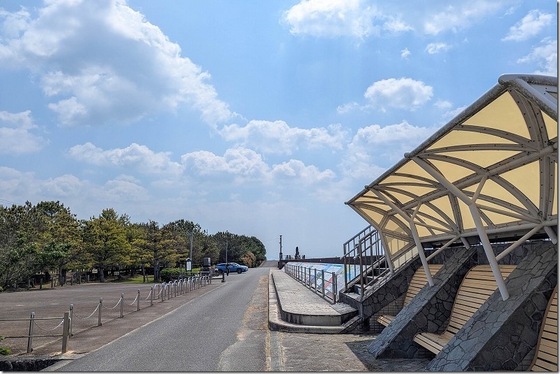 堤防の上へ登れる展望スポット｜干潟よか公園