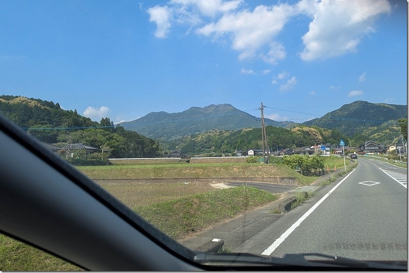 武雄方面から八幡岳山頂へ車で向かう