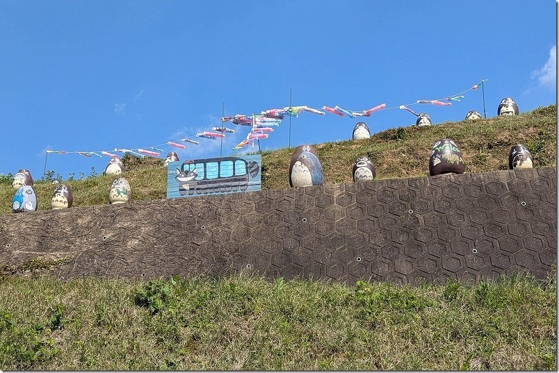 川内の棚田付近では、トトロの置物や、ねこバスのパネルと鯉のぼりのコラボ（佐賀県武雄市）