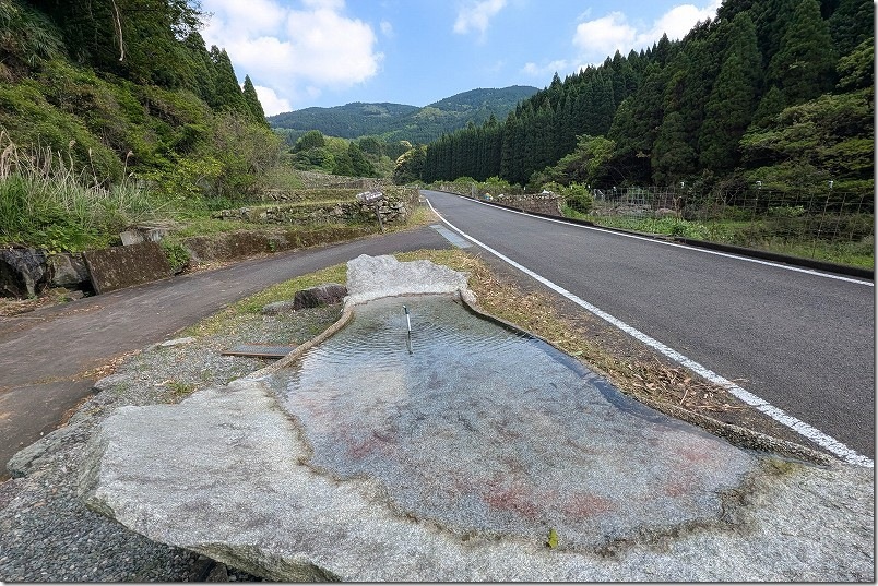 棚田交流広場近くの崖から湧き水