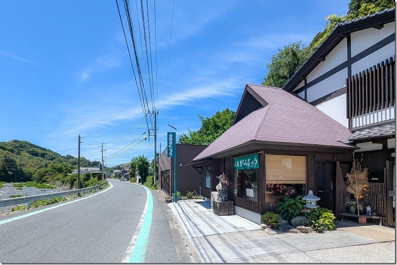 七山の玉島川沿いある「よもぎや」｜外観・駐車場