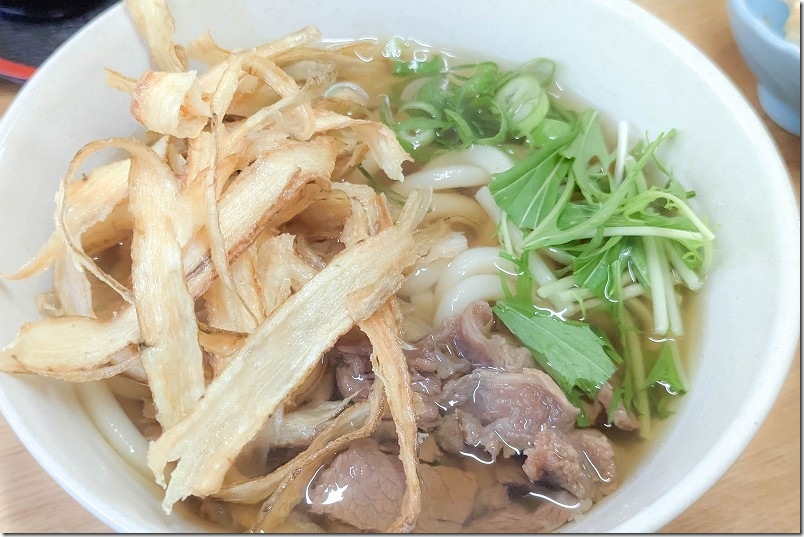 食の駅あきちゃんのランチセットの鐡馬うどんセット｜サラダと冷奴と馬肉・ごぼう天入りうどん