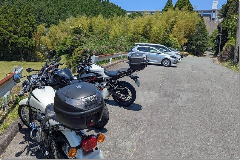 神龍八大龍王神社の駐車スペース|背景に竜門ダム 神龍八大龍王神社の駐車スペース|背景に竜門ダム