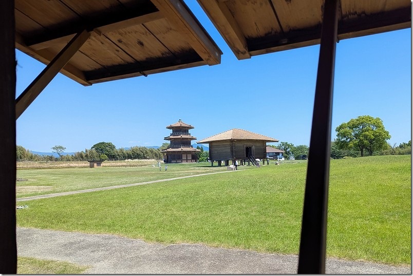歴史公園内を散策｜兵舎の中から外の広大な芝生広場を見た