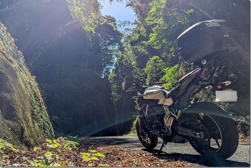 岩隈山の切通しをバイクで通る｜熊本県山鹿市