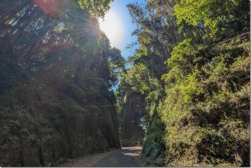 岩隈山の切通しの30mの崖と通る道