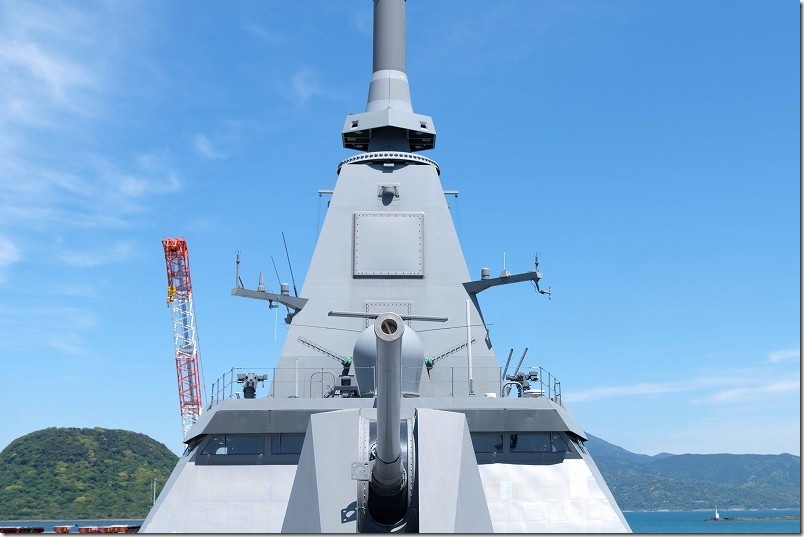 護衛艦のしろの62口径5インチ砲（127mm砲の最新型「Mk45 Mod4」）｜船首から見た姿