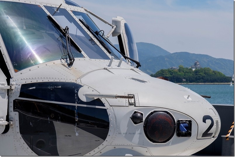 SH-60K 哨戒ヘリコプターと唐津城｜護衛艦のしろ甲板から